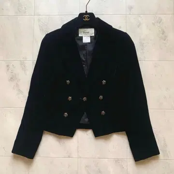 새상품급 르네 까멜리아 버튼 벨로아 자켓 크롭 블랙 36