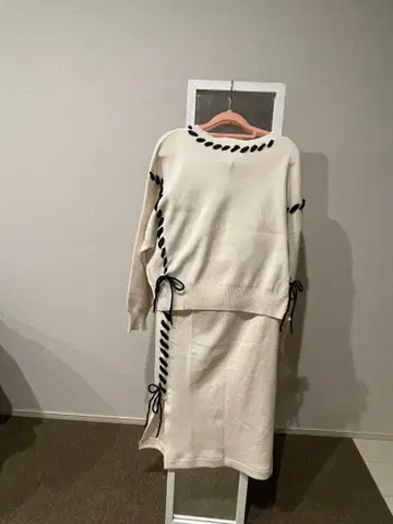 아이보리 스티치 리본 포함 니트 셋업