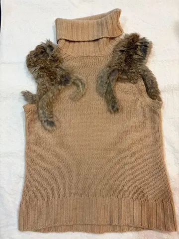 B A- TSU 베이지 니트 베스트 터틀넥 퍼 포함