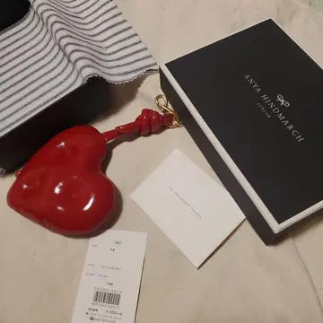 ANNA HINDMARCH 하트형 키링