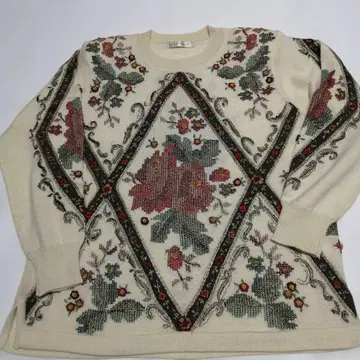 꽃무늬 자수 아이보리 긴팔 니트 스웨터