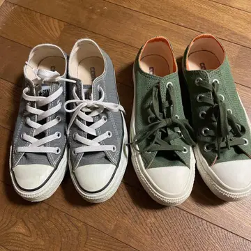 컨버스 그레이와 그린의 캔버스 스니커즈