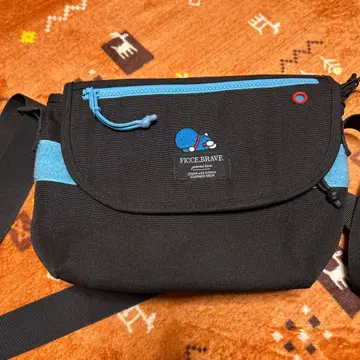 FICCE.BRAVE 숄더백 블랙/도라에몽
