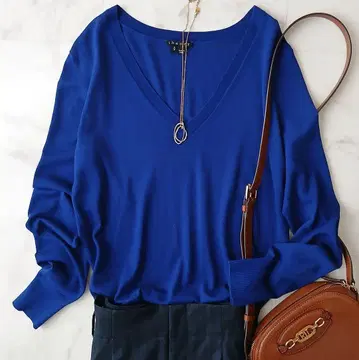 새상품급 띠어리 고급 울 100% 얇은 소재 V넥 니트 긴팔 로얄 블루