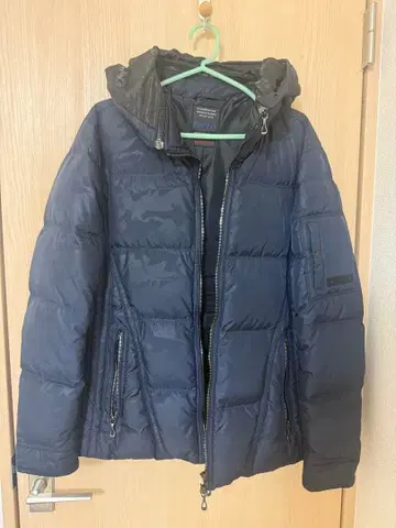 네이비 후드 부착 다운 자켓