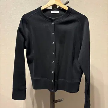 블랙 가디건 긴팔 버튼 포함