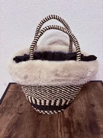 퍼 달린 블랙 화이트 스트라이프 바스켓백