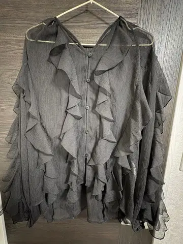 ayane 양류 쉬폰 프릴 블라우스 (와카메 블라우스) 블랙