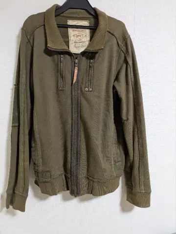 카키색 집업 자켓