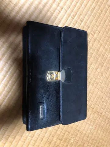 블랙 가죽 클러치백