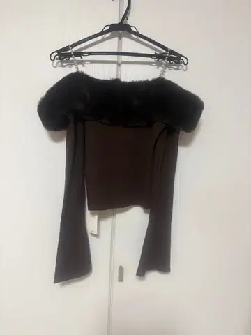 브라운 인조 모피 포함 오프숄더 니트 M 사이즈