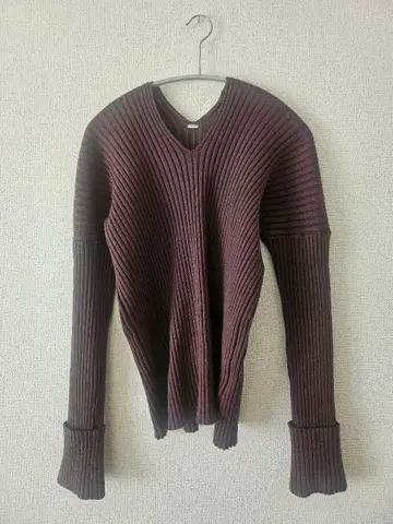 소매 커프스 V넥 니트 미라 오웬