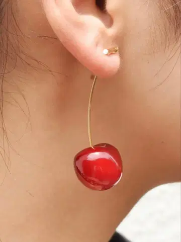 Love by e.m. 체리 귀걸이