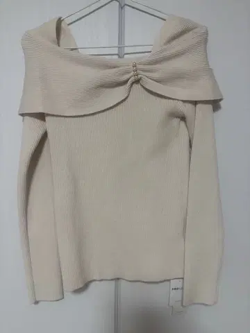 타임세일 선착순 택 포함 미사용 새상품 INGNI 오프숄더 아이보리 니트