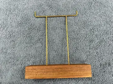 놋쇠와 호두나무 안경 스탠드 (3개 걸이 조각 타입)