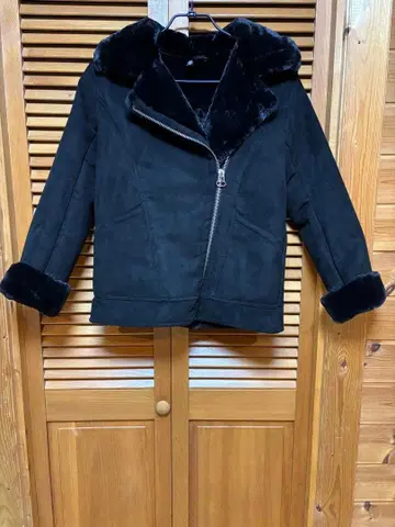 퍼 달린 블랙 스웨이드풍 자켓