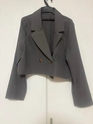 FAN 그레이 더블 버튼 크롭 자켓