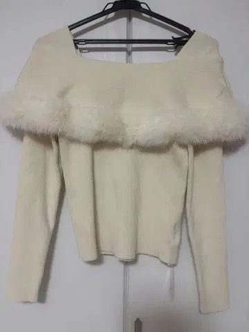 아이보리 프릴 오프숄더 니트 스웨터 M 사이즈