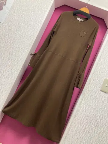 슈퍼 뷰티 펄 버튼 디자인이 귀여운 보송보송 니트 원피스