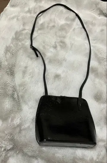 광택 블랙 숄더백