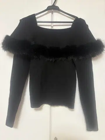 INGNI 퍼 포함 오프숄더 스웨터 블랙