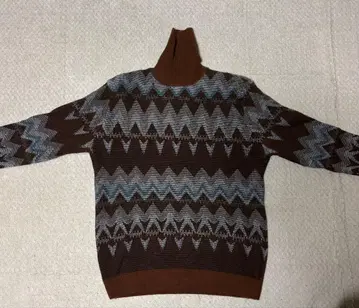 지그재그 패턴 터틀넥 니트