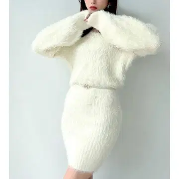 새상품급 RESEXXY 샤기 니트 원피스 긴팔 화이트