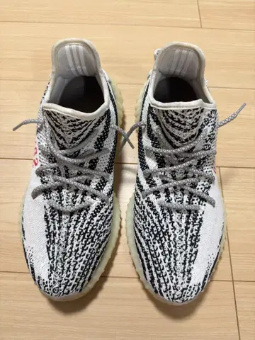 가격 인하 중 Yeezy Boost 350 V2 화이트/블랙