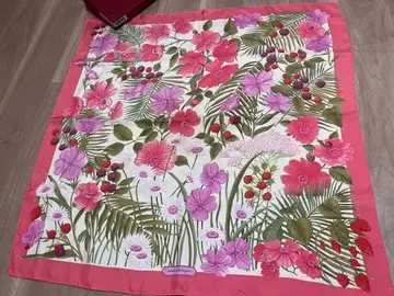 페라가모 꽃무늬 실크 스카프 약 90cm x 90cm