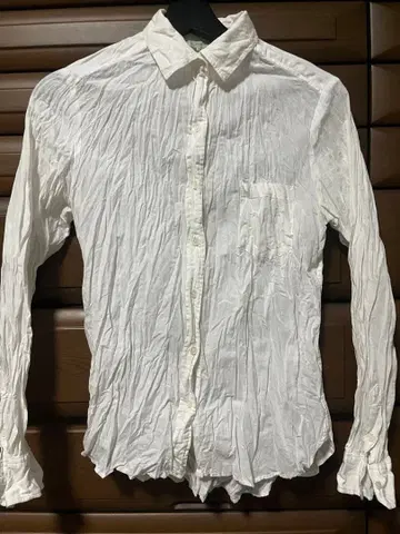 화이트 주름 가공 긴팔 셔츠