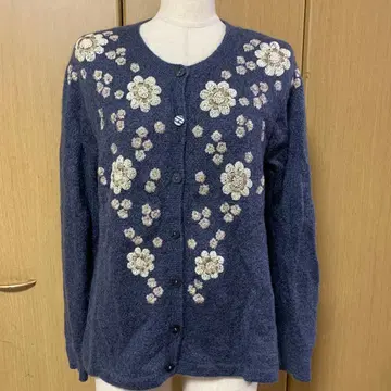 꽃무늬 자수 그레이 니트 가디건