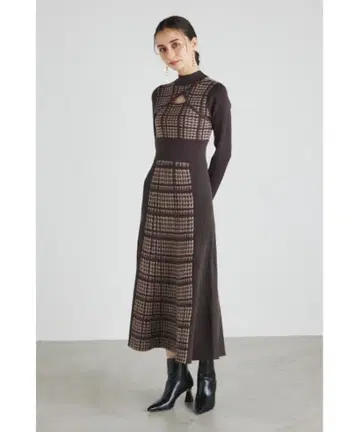 리엔다 2WAY 롱 슬리브 하운드투스 체크 플레어 니트 원피스 브라운