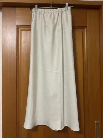 화이트 와셔 새틴 내로우 스커트