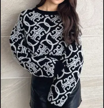 SymmetryGYDA 체인 로고 라메 니트 TOPS