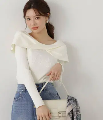 택 포함 새상품 프로포션 바디 드레싱 꼬임 케이프풍 긴팔 니트 화이트