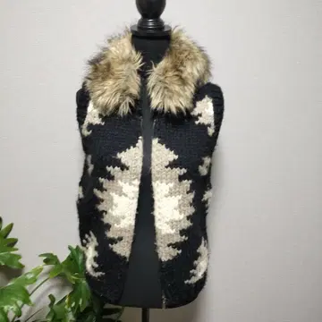 LOUNIE 손뜨개질 퍼 포함 니트 베스트 블랙과 베이지