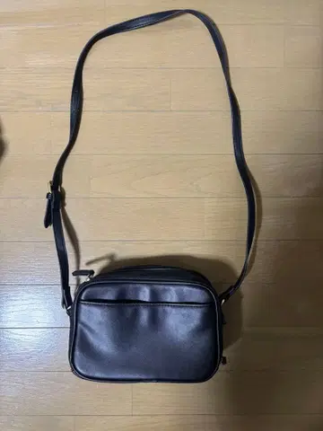 블랙 합성 피혁 숄더백