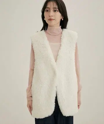 화이트 인조 모피 베스트