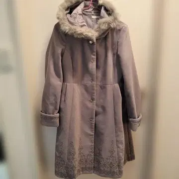 엑시즈팜 후드 부착 그레이 자수 롱 코트