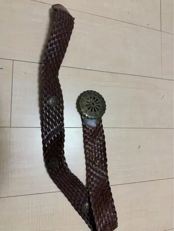브라운 뜨개질 가죽 벨트