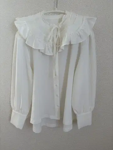 Bibby 프릴 탈착식 옷깃 블라우스