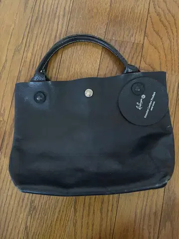 블랙의 심플 핸드백