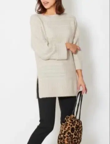 1회 착용 새상품급 아이씨비 라쿤 라메 돌먼 니트 베이지 S