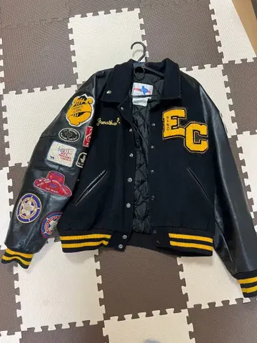 바시티 자켓 블랙과 노랑 가죽