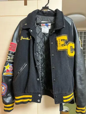 바시티 자켓 블랙과 노랑 가죽