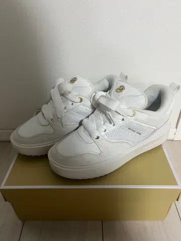 마이클코어스 RUMI 가죽 플랫폼 스니커즈