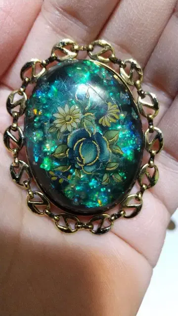 꽃과 오팔 같은 돌이 예쁜 브로치