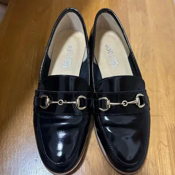 에나멜 블랙 로퍼 골드 금장 장식 포함 22cm