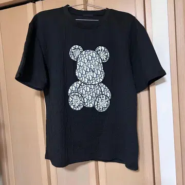 곰 프린트 블랙 T셔츠