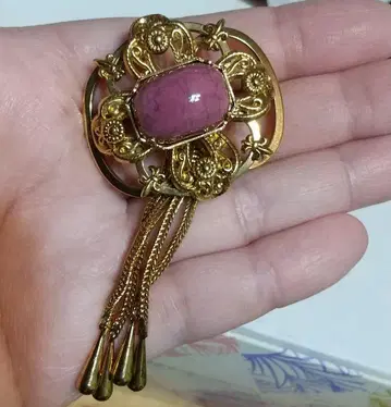 골드와 핑크의 섬세한 장식 브로치 백합꽃